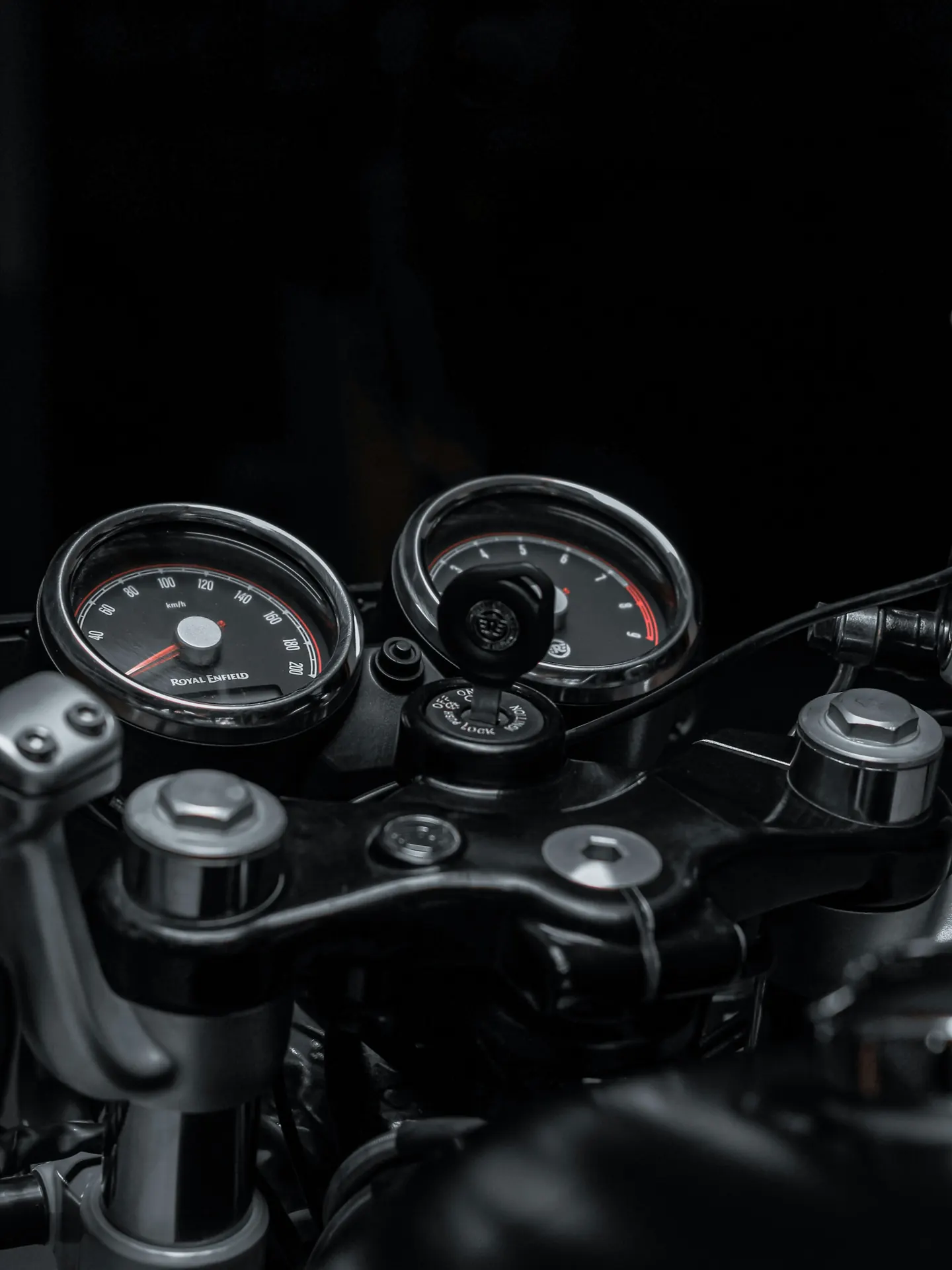 Compteurs d’une moto dans la pénombre
