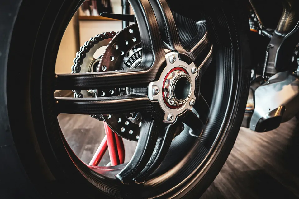 Roue arrière d’une moto sportive, avec son disque et sa chaîne